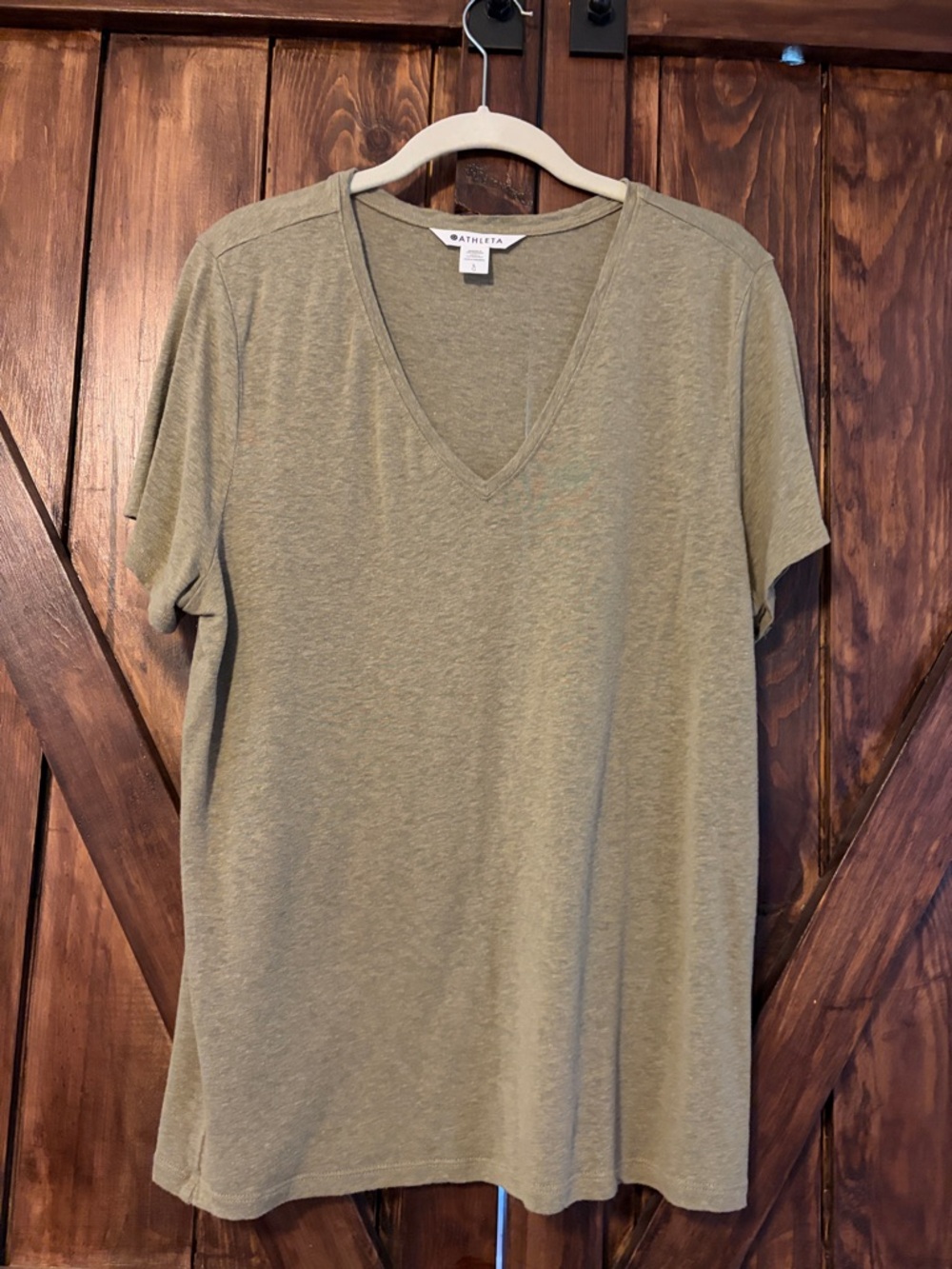 Athleta Getaway Linen blend V-Neck Tee in Olive